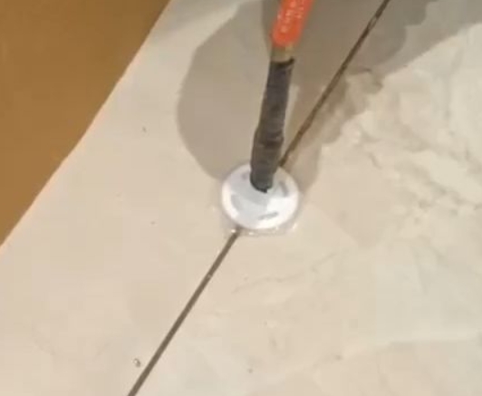 崇左市瓷砖空鼓维修公司专业解答瓷砖在铺贴过程中，如果没有涂抹均匀到位的粘结材料（如水泥砂浆或瓷砖胶），可能会导致以下问题