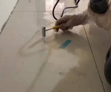 崇左市瓷砖开裂维修公司专业分享瓷砖在铺贴前如果没有沥干水分，将会导致以下问题