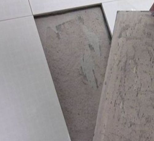 崇左市瓷砖空鼓维修公司分享瓷砖铺贴时如果打浆（即涂抹在瓷砖背面和基层上的砂浆或瓷砖胶）过少，会带来以下问题